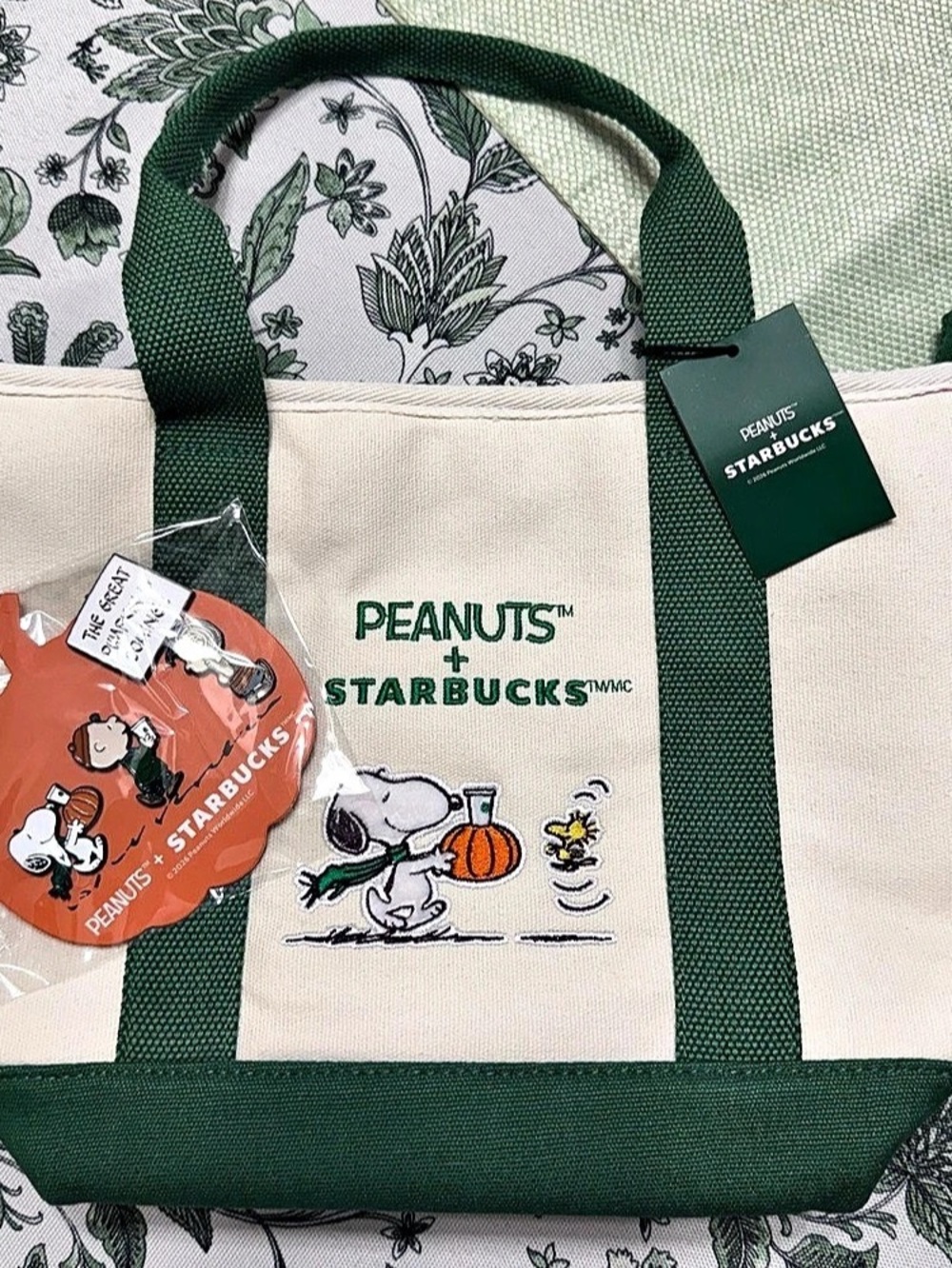 Peanuts & Starbucks Tote Green & Cream NWT and Pins bundle